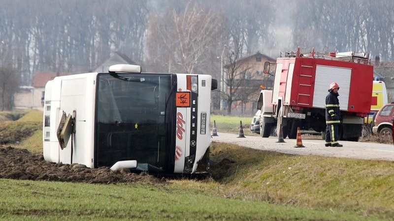 Hrvatska: Autobus pun djece se prevrnuo i sletio u kanal