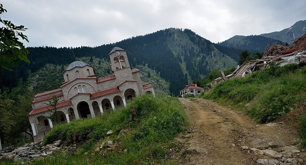 Ropoto, grčko selo duhova koje neprestano tone (VIDEO)