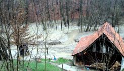 Dubrave: Voda ugrozila pet domaćinstava, otpadne vode formirale jezero (FOTO)