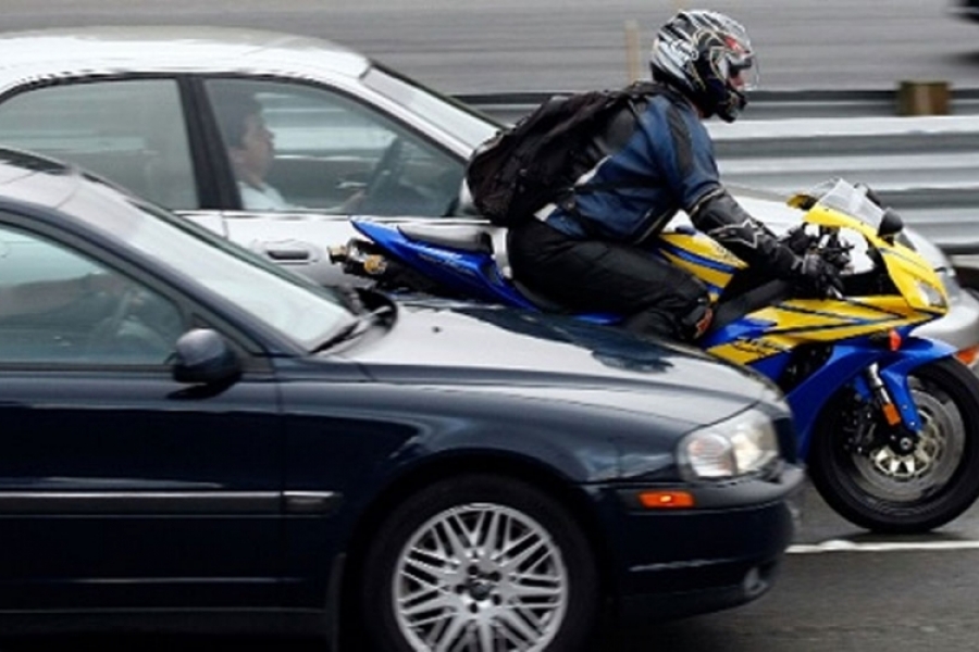 Filmska pljačka u Mostaru: Motorima presreli automobil s novcem iz kladionice i uzeli torbu sa 130.000 KM