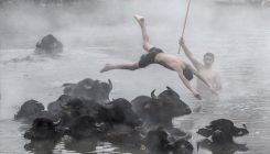 Zimsko uživanje: Mladići i životinje se zajedno kupaju u termalnoj vodi (FOTO)