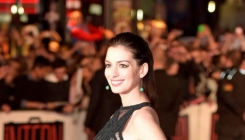 Anne Hathaway rodila dječaka