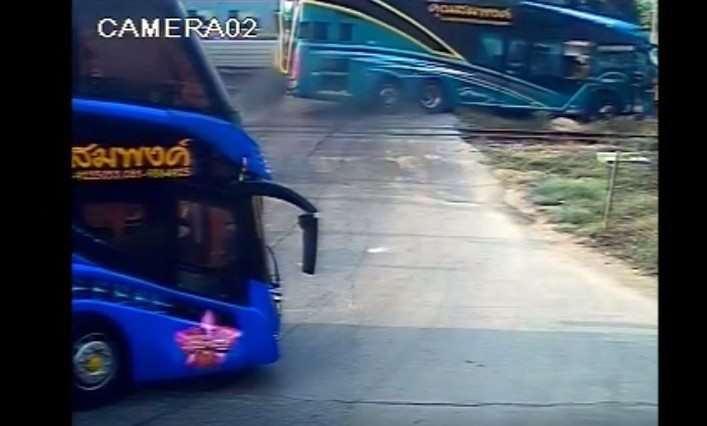 Voz na Tajlandu pokosio autobus pun turista (VIDEO)