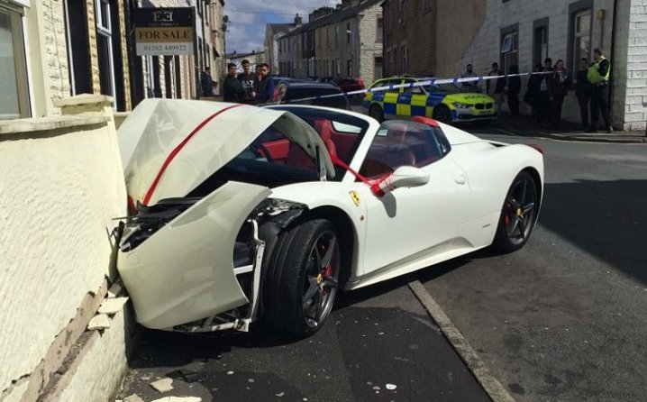 Najgori mladoženja: Slupao iznajmljeni Ferrari vrijedan 300.000 eura (VIDEO)