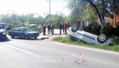 Puračić: Vozilo inspekcije završilo na krovu nakon saobraćajne nezgode (FOTO)