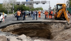 Niko u trenutku otvaranja rupe na Slavonskoj aveniji u Zagrebu nije stradao (FOTO)