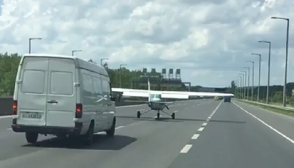 Avion sletio na autoput (VIDEO)