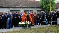 Delegacija RS i roditelji vojnika JNA stradalih prije 24 godine položili cvijeće na Brčanskoj Malti u Tuzli (FOTO)