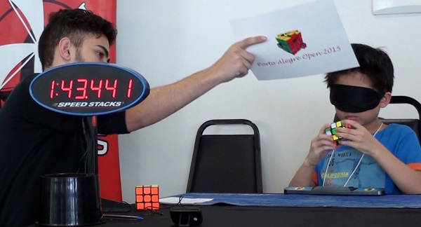 Pogledajte kako sedmogodišnjak slaže Rubikovu kocku sa povezom preko očiju (VIDEO)