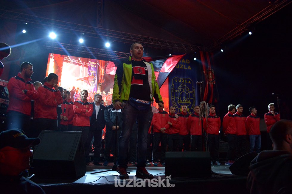 Uprkos porazu u finalu Kupa fudbaleri Slobode u Tuzli dočekani aplauzom (FOTO/VIDEO)