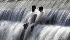 Pakistanci spas od visokih temperatura pronašli u rijekama i fontanama (FOTO)