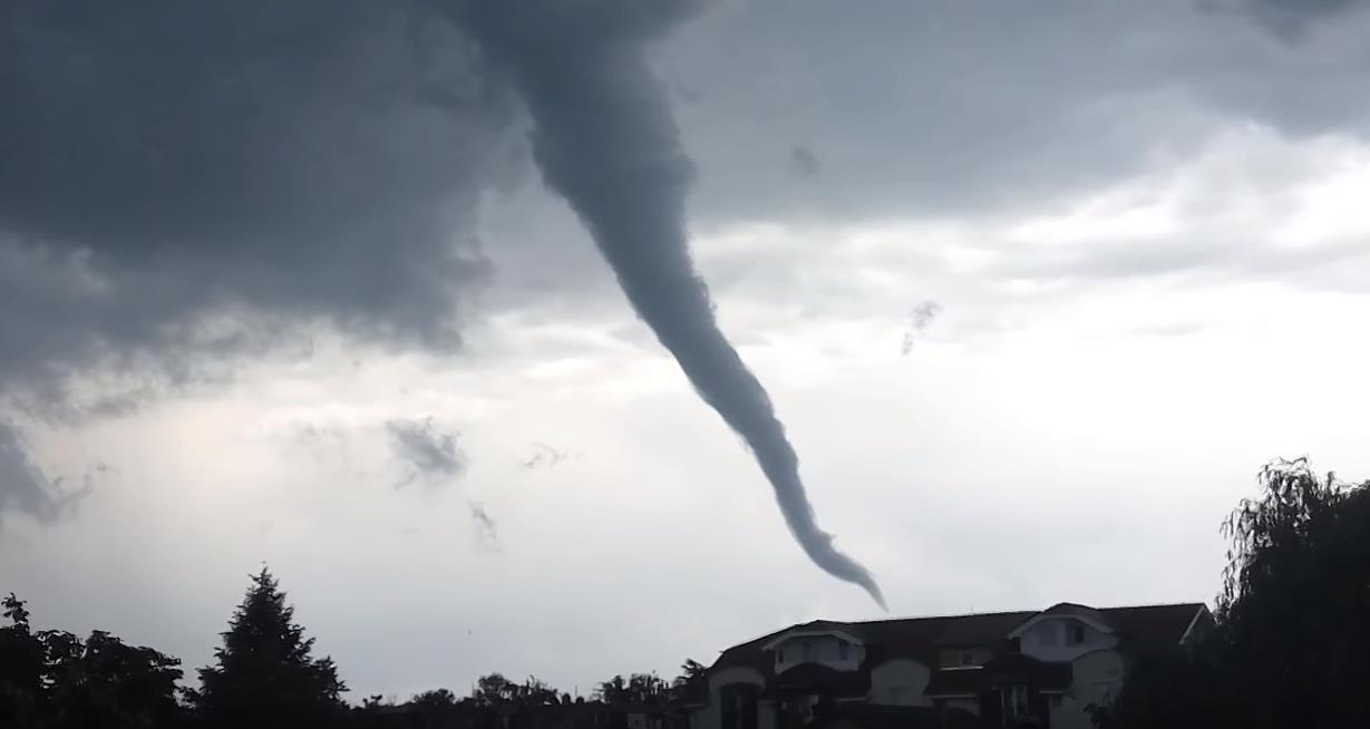 ''Tornado'' prošao kroz Jagodinu i Pomoravlje u Srbiji (VIDEO)