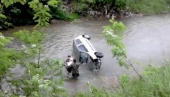 Tuzla: Vojnici OS BiH spasili ženu koja je automobilom sletjela u nabujalu rijeku Jalu (VIDEO)