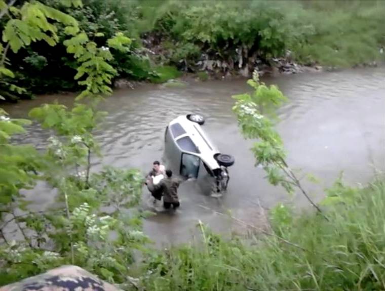 Tuzla: Vojnici OS BiH spasili ženu koja je automobilom sletjela u nabujalu rijeku Jalu (VIDEO)