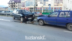 Živinice: Direktan sudar dva automobila, ima povrijeđenih (FOTO)