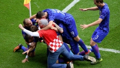 Navijač na terenu proslavljao gol sa 'Modrima' (FOTO)