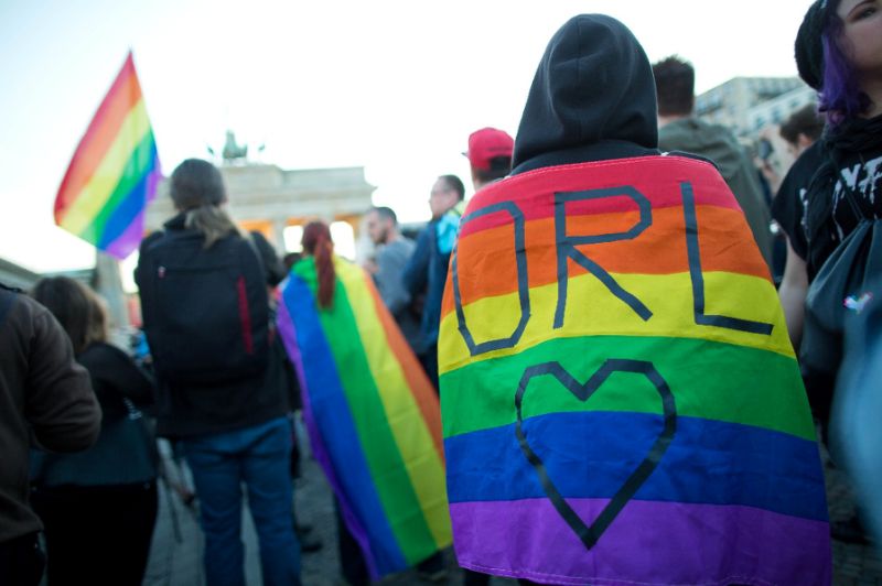 Parada duginih boja u Beču u znaku sjećanja na Orlando