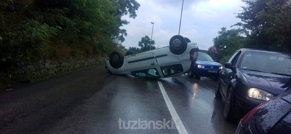 Nesreća u Tuzli: Automobil završio na krovu (FOTO)