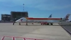 Radnici gurali avion težak 36 tona dok su putnici čekali (VIDEO)