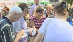 Tuzla: Bajramsko druženje na otvorenom uz muziku, kolače, kafu... (VIDEO)