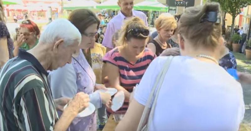 Tuzla: Bajramsko druženje na otvorenom uz muziku, kolače, kafu... (VIDEO)