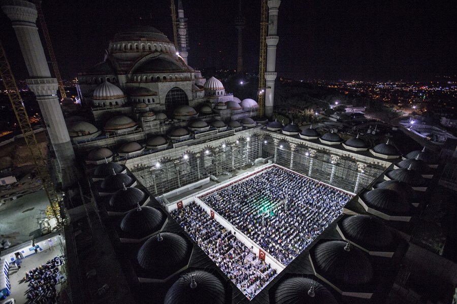 Noć želja, nade i ibadeta: Muslimani večeras obilježavaju mubarek noć Lejletu-r-Regaib