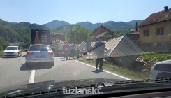 Na putu Doboj-Zenica: Tokom prevoza robe kamion sletio s ceste (FOTO)