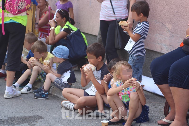 Tuzla: Majke sa mališanima na ulici ponovo traže isplatu dječijeg dodatka (FOTO)