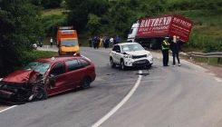 Jedna osoba povrijeđena: Dva automobila i kamion učestvovali u teškom sudaru na putu Tuzla - Sarajevo (FOTO/VIDEO)