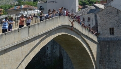 Mostar: Skok bez aplauza sa Starog mosta za žrtve genocida u Srebrenici (FOTO)