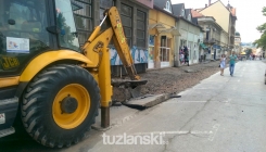 Tuzla: Počeli radovi na rekonstrukciji trotoara (FOTO)