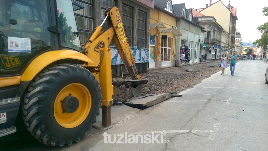 Tuzla: Počeli radovi na rekonstrukciji trotoara (FOTO)