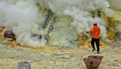 Najopasniji posao na svijetu: Oni vade sumpor iz vulkana