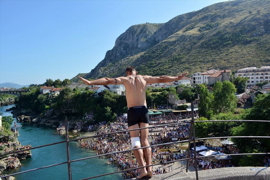 Tragedija u Mostaru: 25-godišnji mladić iz Zenice skočio sa Starog mosta i nije izronio