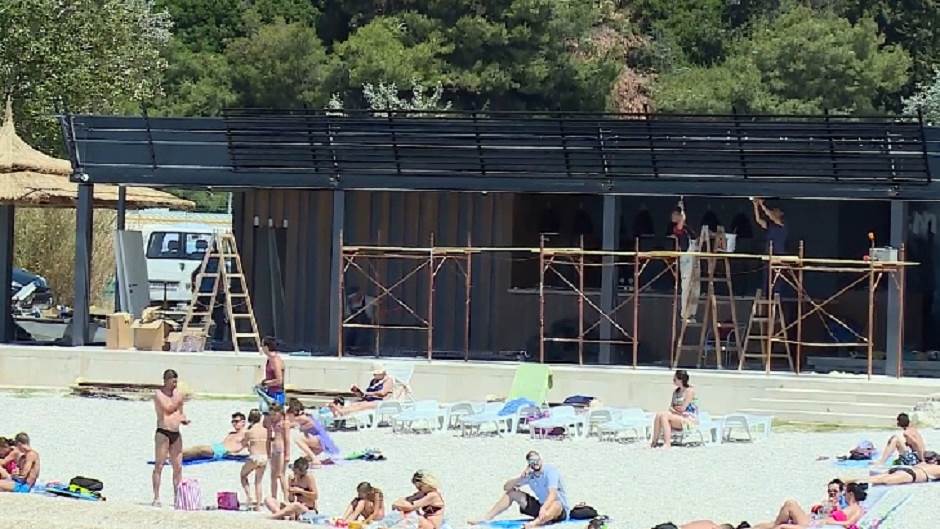 Zadar: Na gradsku plažu dovukao krevet (FOTO)