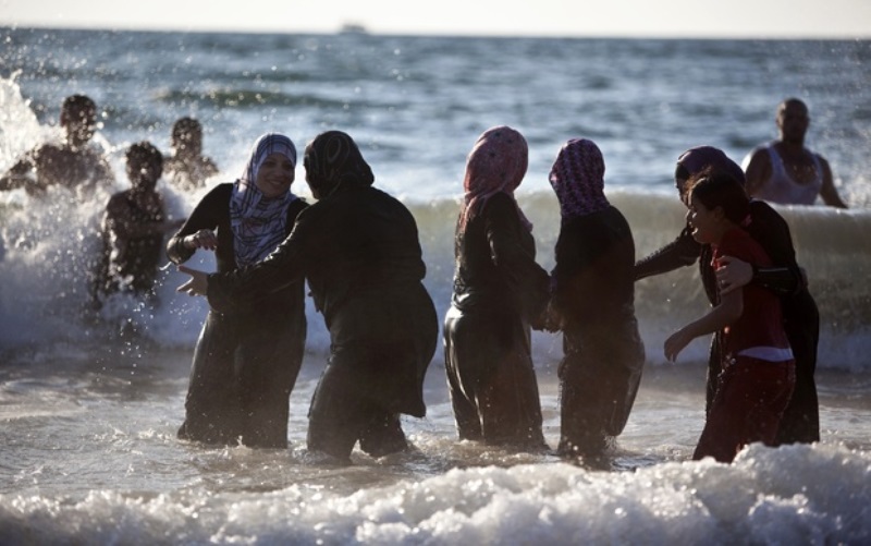 Nica: Naoružani policajci uklanjaju sa plaža žene u burkinijima