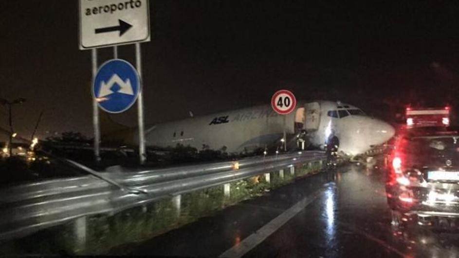 Nesreća u Italiji: Avion po slijetanju završio na - cesti (FOTO)