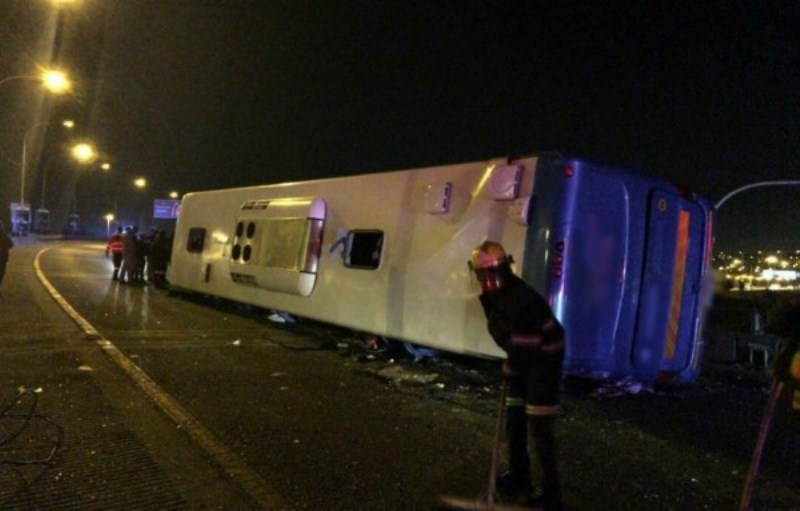 Najmanje 16 osoba poginulo kada je autobus, koji je vozio goste na svadbu, sletio u provaliju