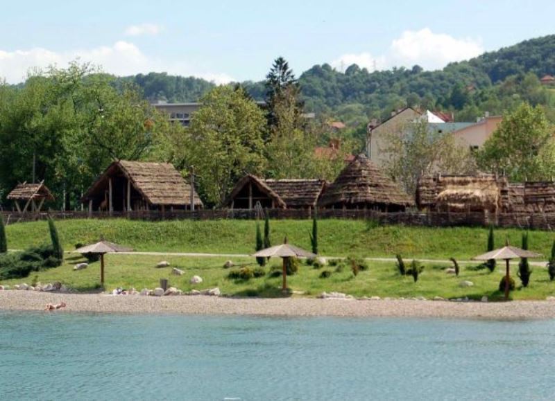 Tuzla: U utorak u Sojeničkom naselju dvije izložbe fotografija