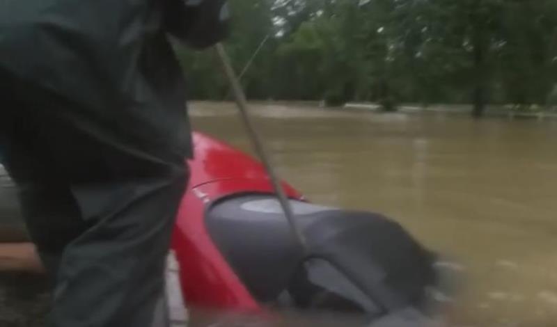 Hrabro spašavanje koje je izazvalo brojne komentare o postupku žene (VIDEO)