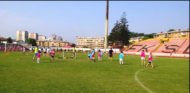 Zabavna škola nogometa za dječake i djevojčice na pomoćnom terenu stadiona "Tušanj"