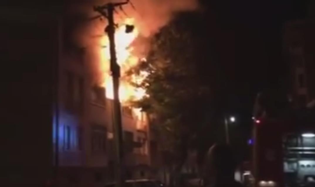 U požaru u Nišu izgorila stambena zgrada: Povrijeđene četiri osobe (VIDEO)