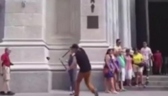 Kliještima siječe selfie stickove turistima na ulici (VIDEO)