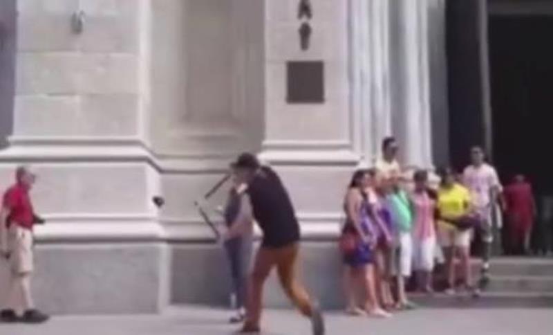 Kliještima siječe selfie stickove turistima na ulici (VIDEO)