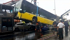 Sudar metrobusa, gradskog autobusa i još nekoliko vozila izazvao napad putnika na vozača (FOTO)