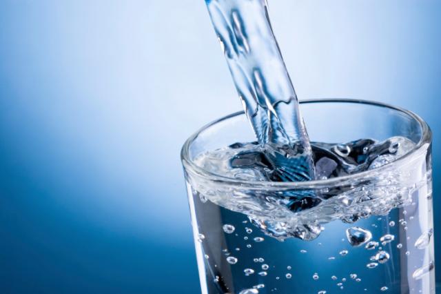 Može li ispijanje previše gazirane vode uzrokovati bubrežne kamence? Evo što kažu stručnjaci