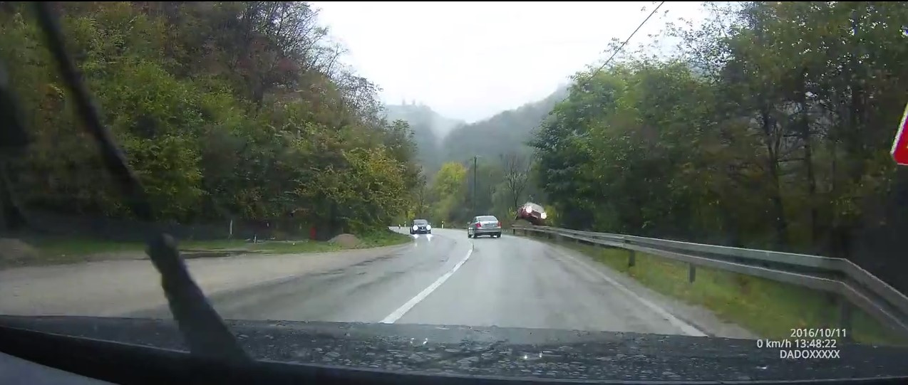 Zabilježeno na bh. cestama: Automobilom preletio preko zaštitne ograde (VIDEO)