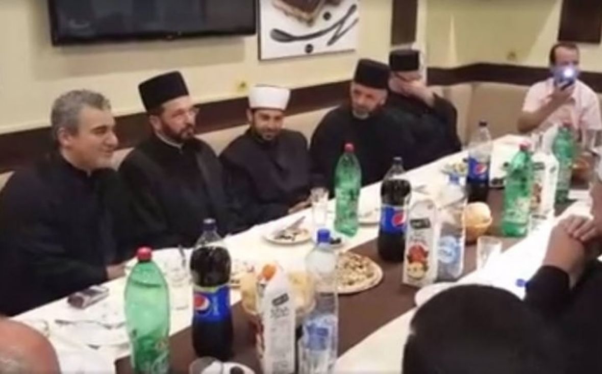 Ko pjeva zlo ne misli: Pogledajte šta su uglas zapjevali popovi i hodže u Srbiji (VIDEO)