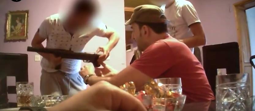 SIPA lišila slobode dvije osobe identifikovane na snimku trgovine oružjem (VIDEO)