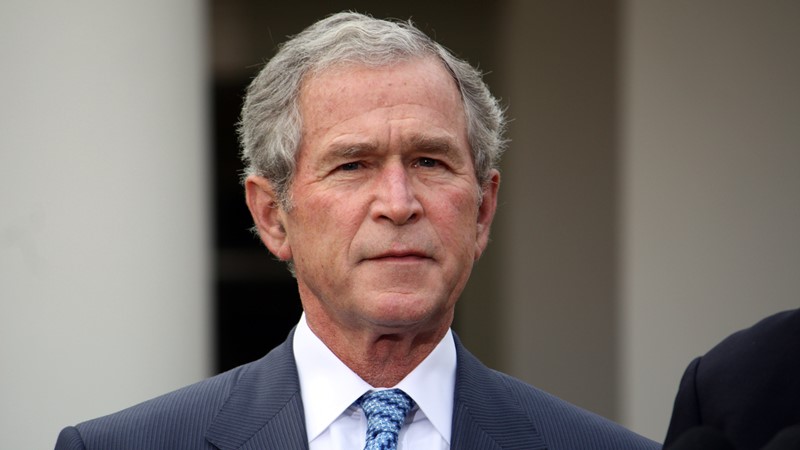 Bivši američki predsjednik George W. Bush i njegova supruga Laura Bush u glasačku kutiju ubacili prazan listić